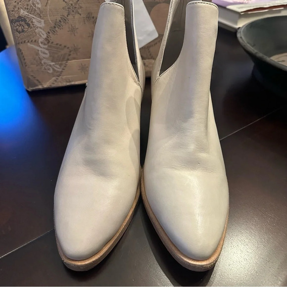 NIB Free People Charm Double V Ankle Boot Ecru/Bone Leather Size 38.5 - Picture 3 of 14